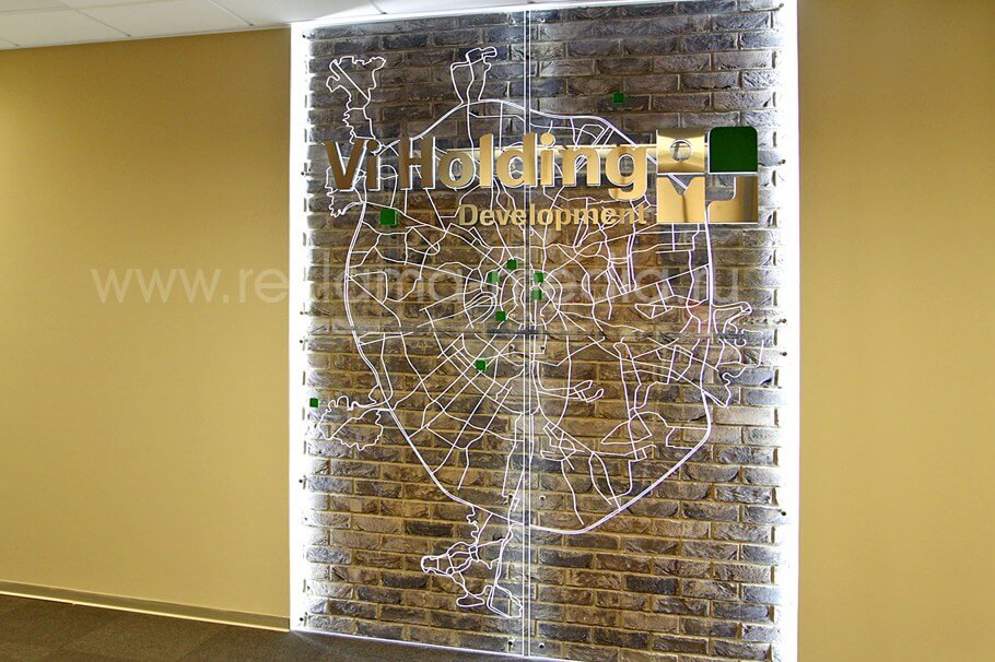 Интерьерная вывеска с подсветкой для офиса на фоне акриловой карты Москвы