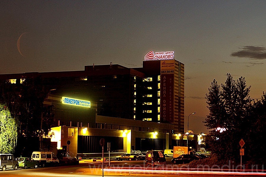 Светодиодные объемные буквы на крыше Бизнес Центра. Ночное фото