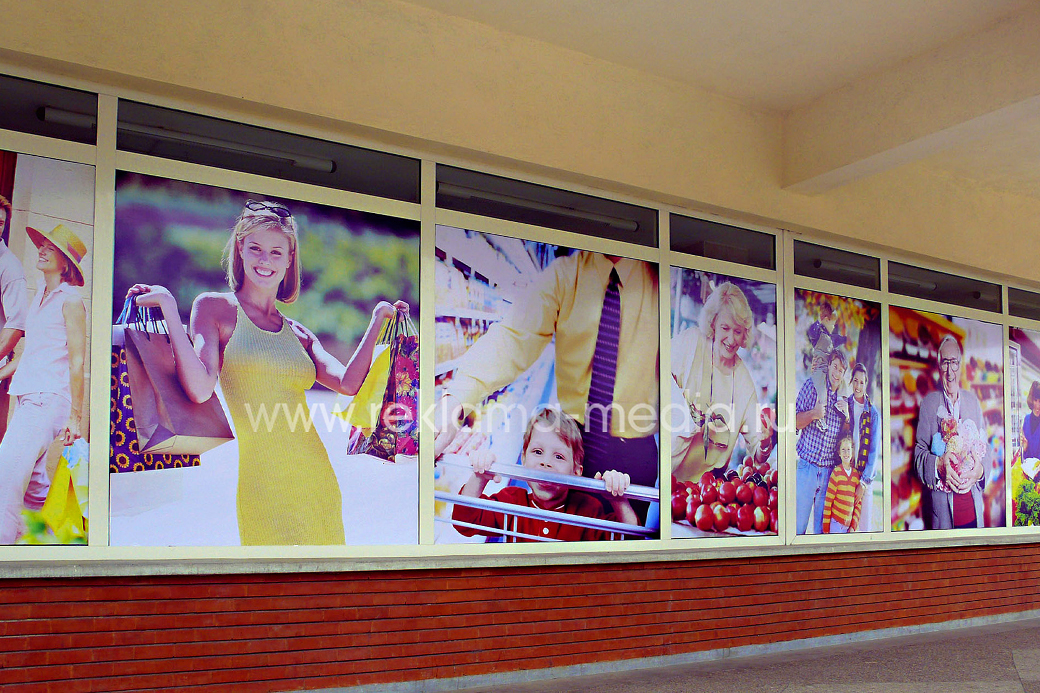 Наклейки на окна - рекламное оформление витрин супермаркета