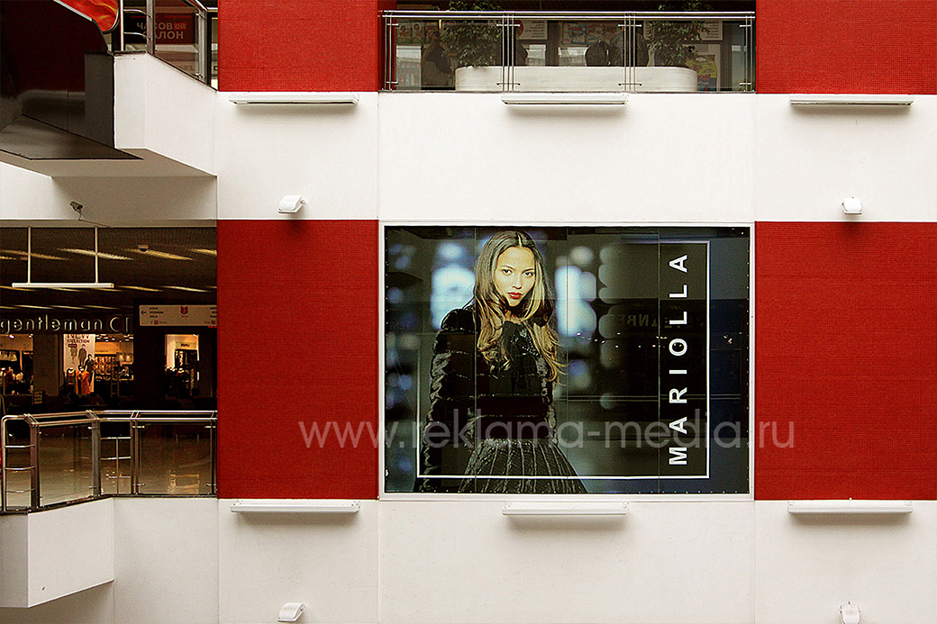 Наружная реклама на окнах - плакат в торговом центре